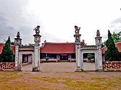 https://upload.wikimedia.org/wikipedia/commons/thumb/f/fc/Dinh_mong_phu.jpg/250px-Dinh_mong_phu.jpg